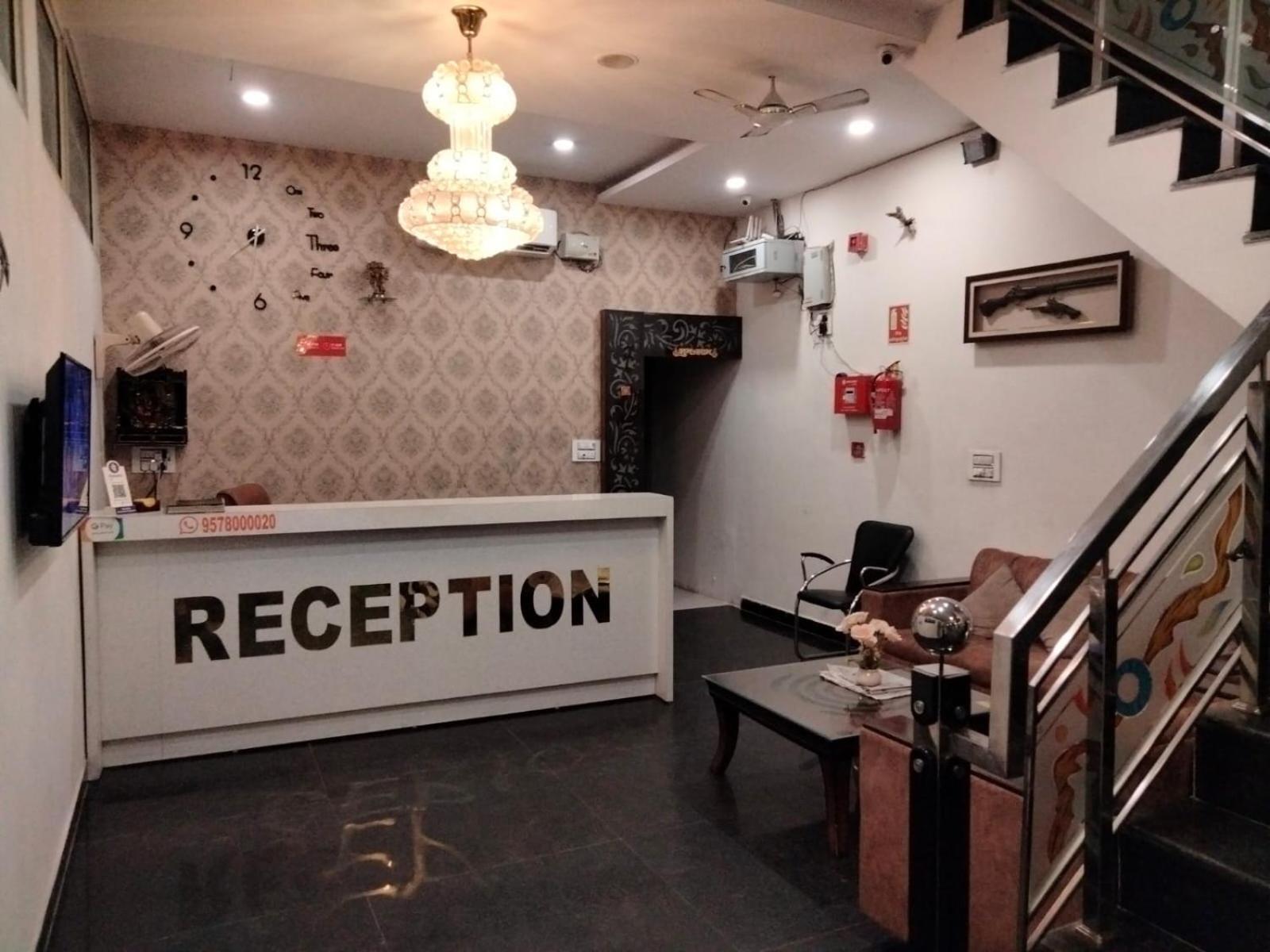 OYO 22115 Hotel D Plaza Zirakpur Exterior foto